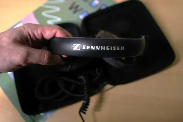 Fone de Ouvido Sennheiser HD 380 PRO Preto Monitor de Áudio Estúdio Over
