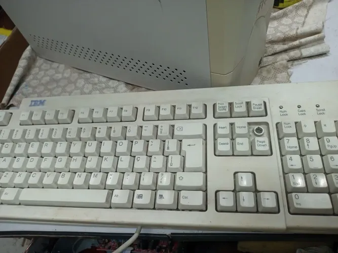 Teclado mecânico antigo IBM funcionando perfeitamente (falta uma tecla)