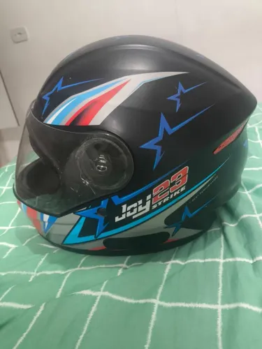 Vende-se dois capacetes.