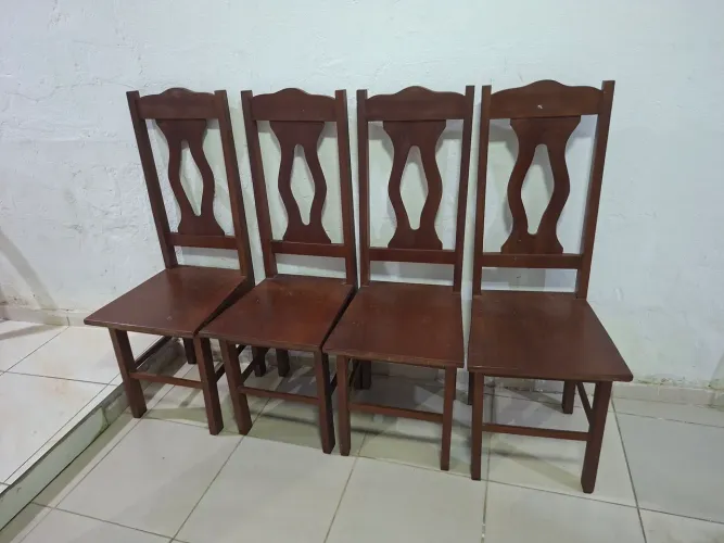 Vendo 4 cadeiras de madeira