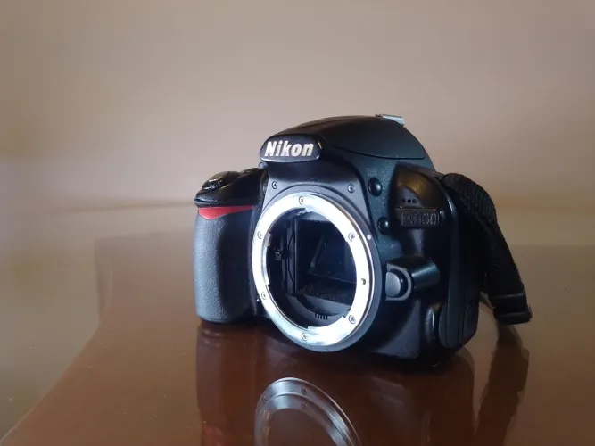 Corpo DSLR da câmera Nikon D3100 com bateria EN-EL14 