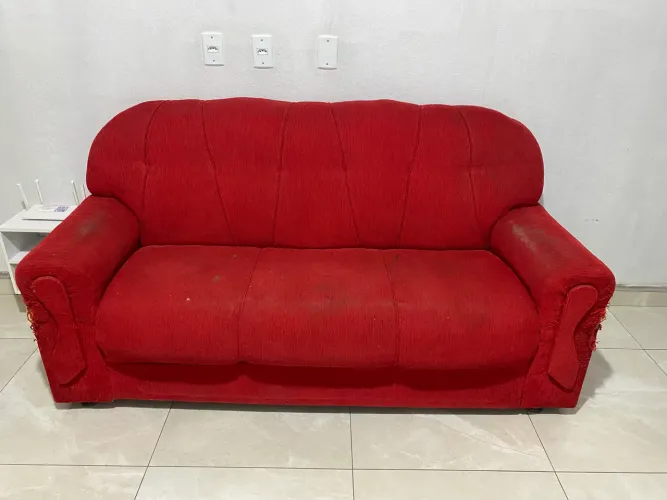 SOFÁ 3 LUGARES VERMELHO - ACOMPANHA CAPA