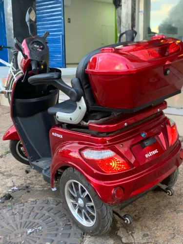 Triciclo elétrico e carregado