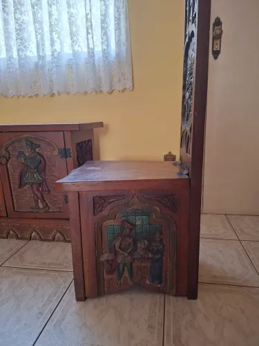 Cadeiras, móvel 2 portas e pia batismal