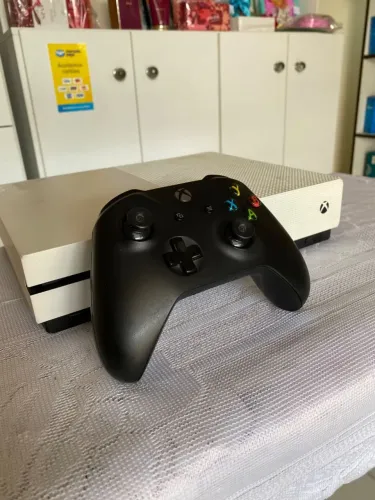 ? Xbox One S 512 GB + Controle Original