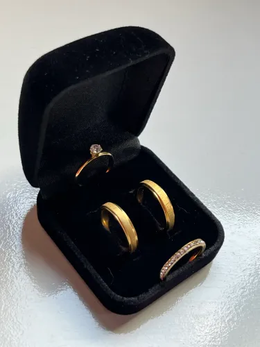 Par de Alianças Mod. Escovada 4mm + Solitária + Aparador