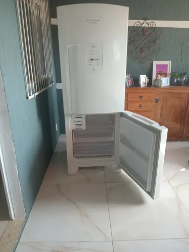 Geladeira inverse. Semi nova