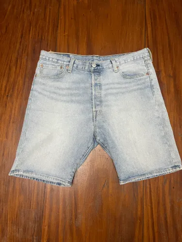 Bermudas Levis
