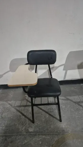 Cadeira universitária estofada preta com prancheta