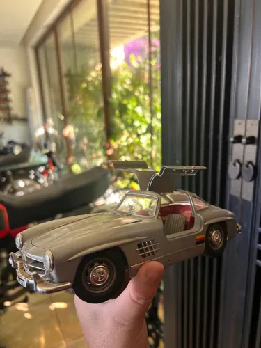Miniatura Mercedes-Benz 300 SL Gullwing (1954) na escala 1:18