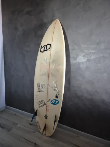 Prancha de surf 5.11. Não inclui as quilhas.