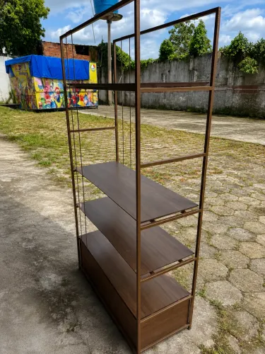 Estante de madeira