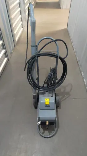 Lavadora de alta pressão Karcher uso intensivo HD 595 Prof S cinza e preta de 1.5kW