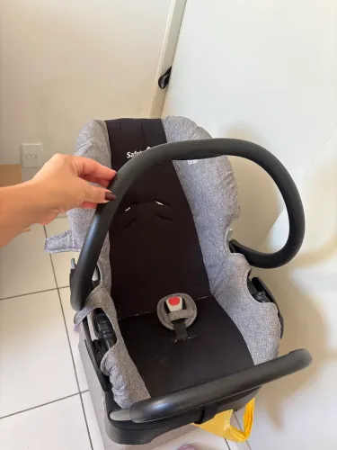 Bebê conforto com apoio para carro