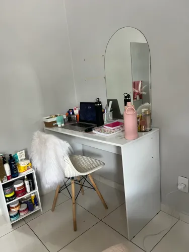 Mesinha/escrivaninha e cadeira