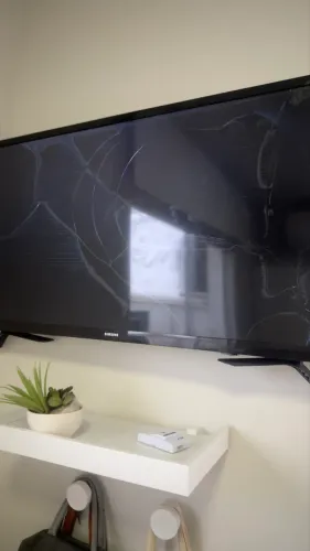 A TV Samsung do modelo UN32J4300AG possui 32 polegadas. Com defeito
