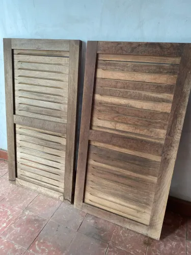 Duas abas de janelas de embuia venezianas 56cm x 105.5cm