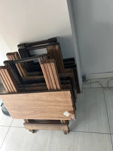 Mesas e cadeiras de madeira para bar 