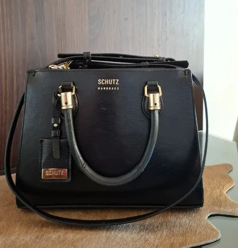 Bolsa SHUTZ 100% couro estruturada 2 opções de alça. Linda linda.