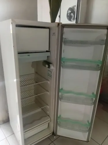 VENDE -SE UMA GELADEIRA CONSUL