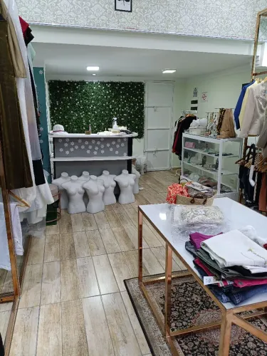 Vendo toda a estrutura montada loja de roupas