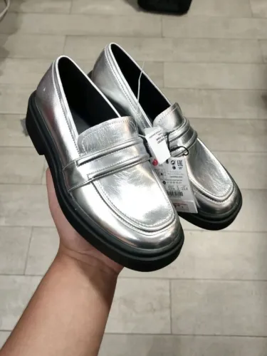mocassim bershka prateado tamanho 34 / mocassim importado na etiqueta / sapato prateado
