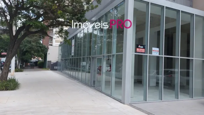 Loja totalmente revestida em vidro
