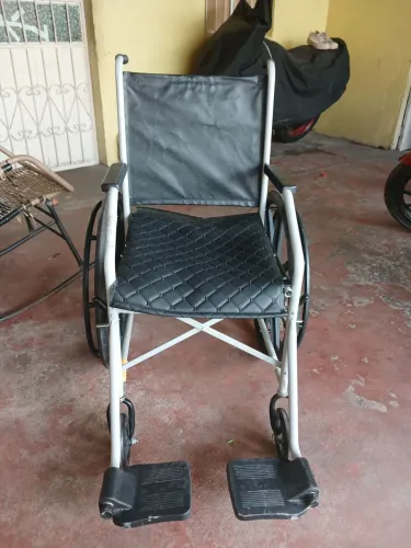 Vendo essa cadeira de roda e esse andador