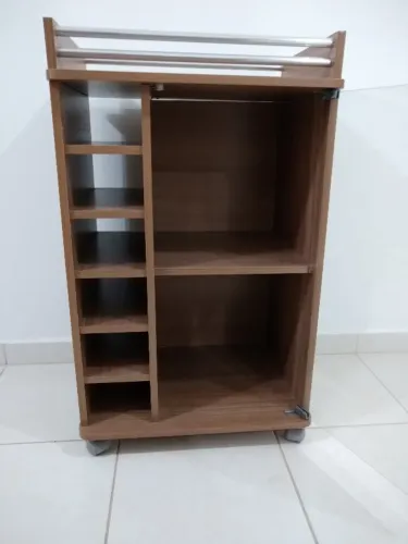 Barzinho para bebidas com porta de vidro e rodinhas