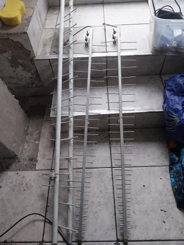 Três antenas para celular