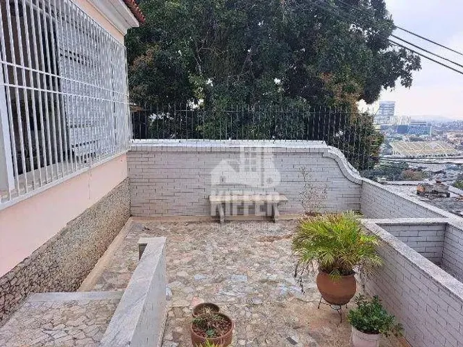 Imóvel com Duas Casas, Garagens e Vista Privilegiada no Rio de Janeiro