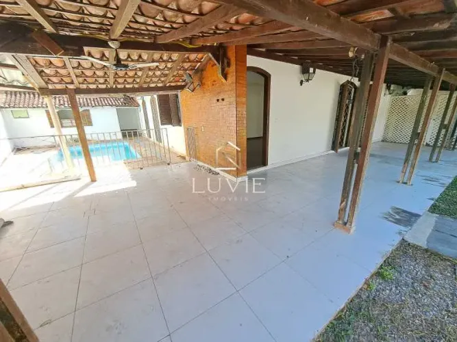 Excelente Casa Linear de Condomínio 3 Quartos com terreno e Piscina Anil.