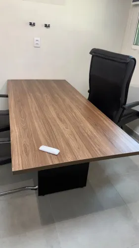 Mesa de reunião madeirada 2,00m - base preta - ótimo estado