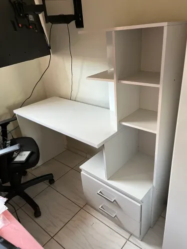 Mesa escrivaninha com nichos e 2 gavetas