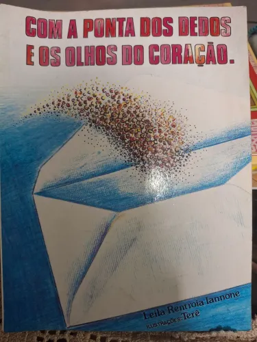 Livro com as pontas dos dedos e olhos do coração