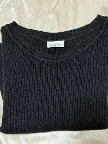 Blusa de malha canelada preta com gola redonda da Zara.