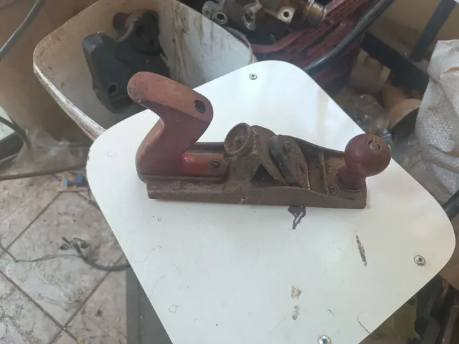 Vendo uma plaina antiga