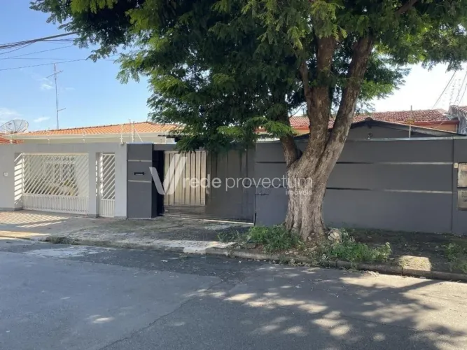 CASA TÉRREA NO JDIM FLAMBOANT, 02 DORMITÓRIOS, SUÍTE, AMPLO QUINTAL.