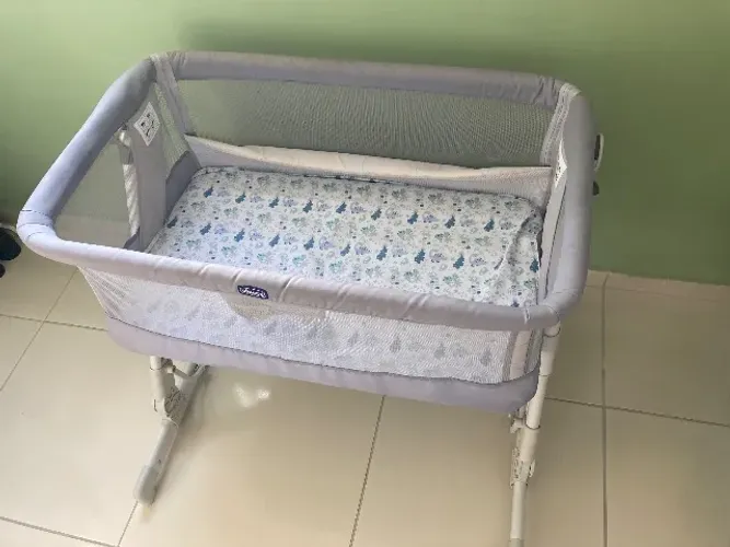 Berço que acopla na cama