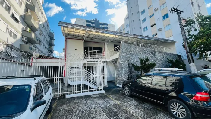 Casa comercial com aproximadamente 771,30, no bairro Centro.