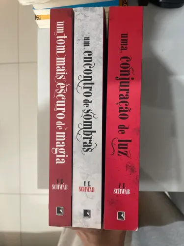 Trilogia Os Tons de Magia V.E. Schwab