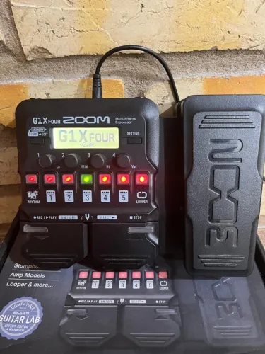 Pedaleira Zoom G1x Four com Pedal Expressão - Seminova