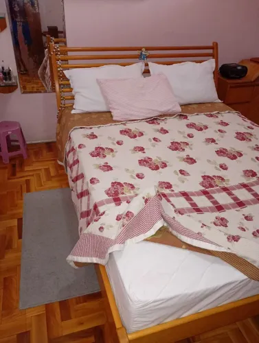 Cama de casal de madeira muito boa só com marcas de uso completa com colchão