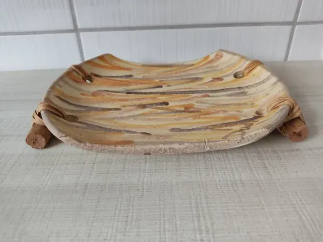 Prato Decorativo Cerâmica Rustico Com Alça Madeira 