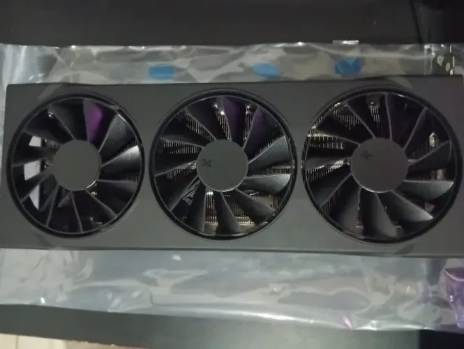 Placa De Vídeo XFX AMD Radeon RX 9070 16GB Triple Fan - Semi Nova