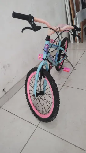 Vendo está bike infantil aro 20 colli jully pneus novos pedal novo freios novos leia. 