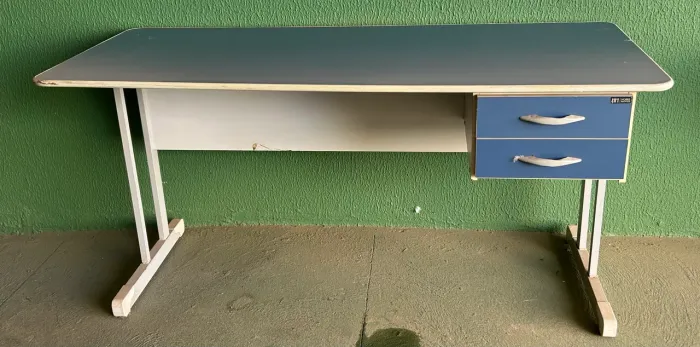 - Mesa de Escritório com 2 gavetas. Cor: Azul. Medida: 1,50 x 0,60