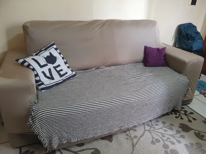 Vendo sofá retrátil 3 lugares espuma D26