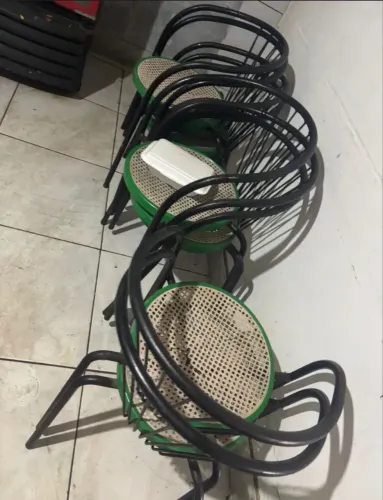 Mesas com 4 cadeiras de ferro