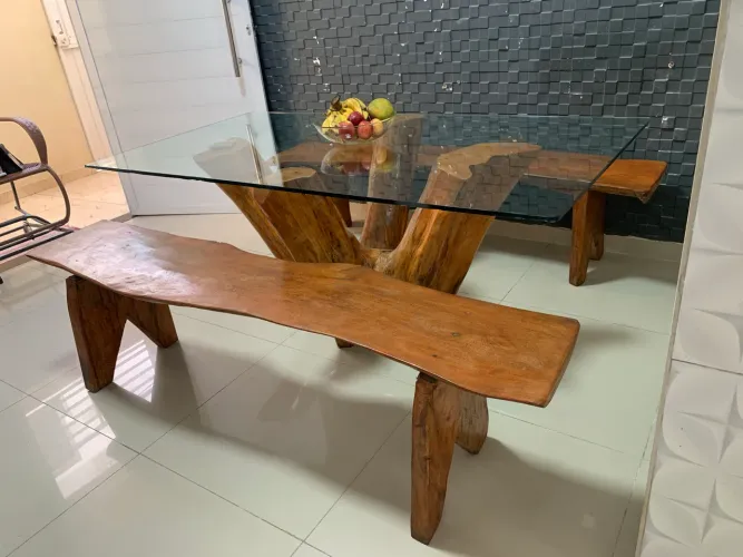 Mesa rústica em madeira com tampo de vidro